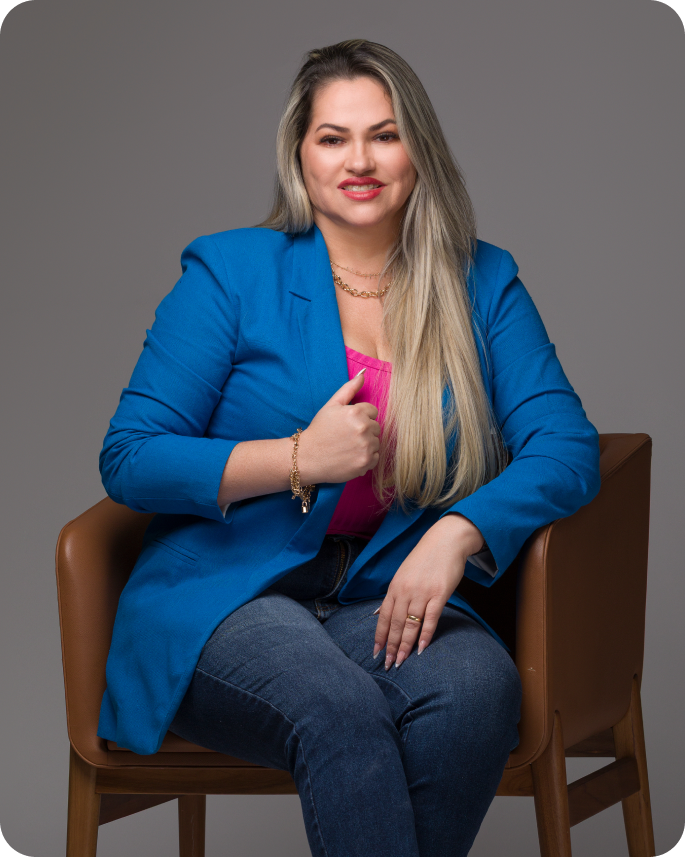 Dra. Jucimeire sentada em poltrona azul